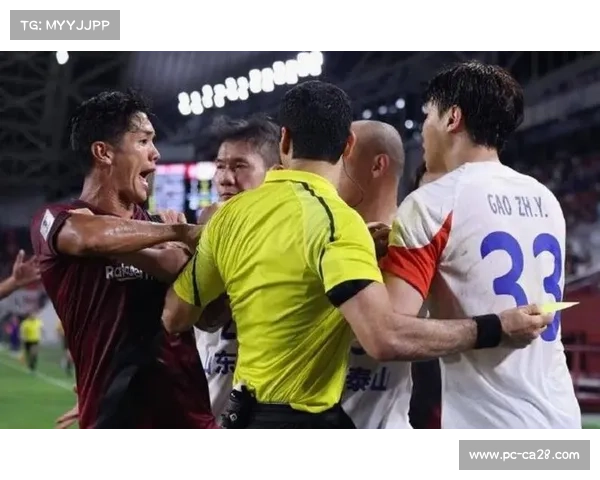 裁判观看VAR回放，点球判罚过程中的压力与决策